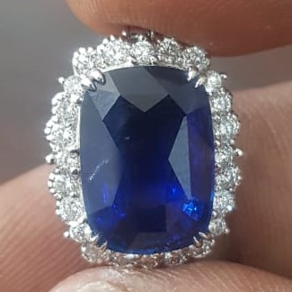 Blue Sapphire White Gold pendant with diamonds